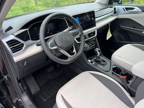 New 2026 Volkswagen Taos SE FWD image 14