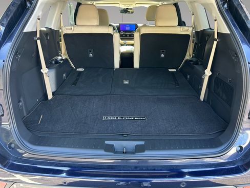 Used 2025 Toyota Highlander Limited AWD/4WD image 19
