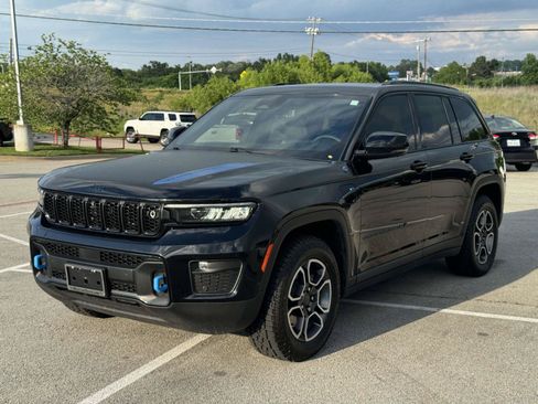 Used 2022 Jeep Grand Cherokee Trailhawk w/ Advanced Protech Group II AWD/4WD image 3