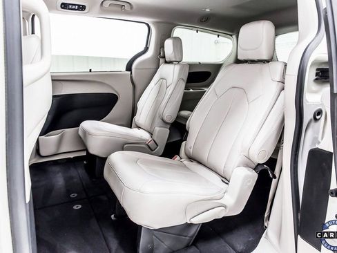 Used 2017 Chrysler Pacifica Touring-L image 28