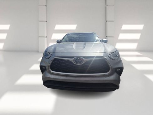 Used 2022 Toyota Highlander XLE image 2