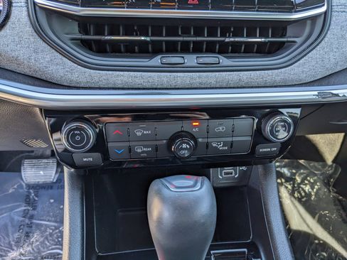 Used 2023 Jeep Compass Latitude image 27