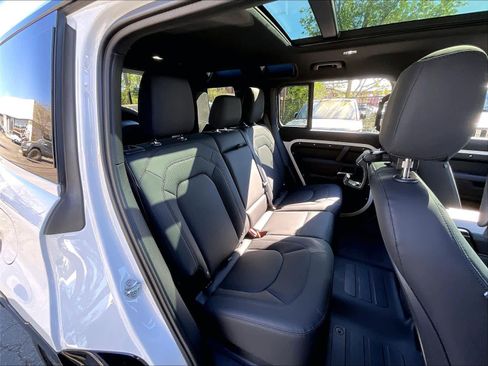 New 2026 Land Rover Defender 110 X-Dynamic SE image 27