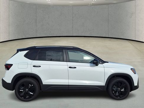 New 2026 Volkswagen Taos SE FWD image 6