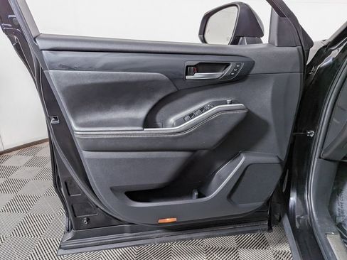 Used 2023 Toyota Highlander Bronze Edition image 17