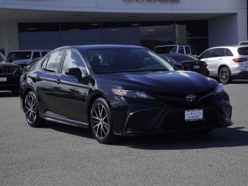 Used 2023 Toyota Camry SE FWD image 2