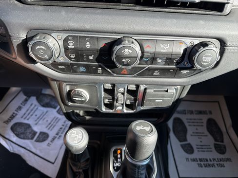 Used 2025 Jeep Wrangler Unlimited Sahara AWD/4WD image 21