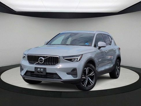 Used 2024 Volvo XC40 B5 Core AWD/4WD image 1