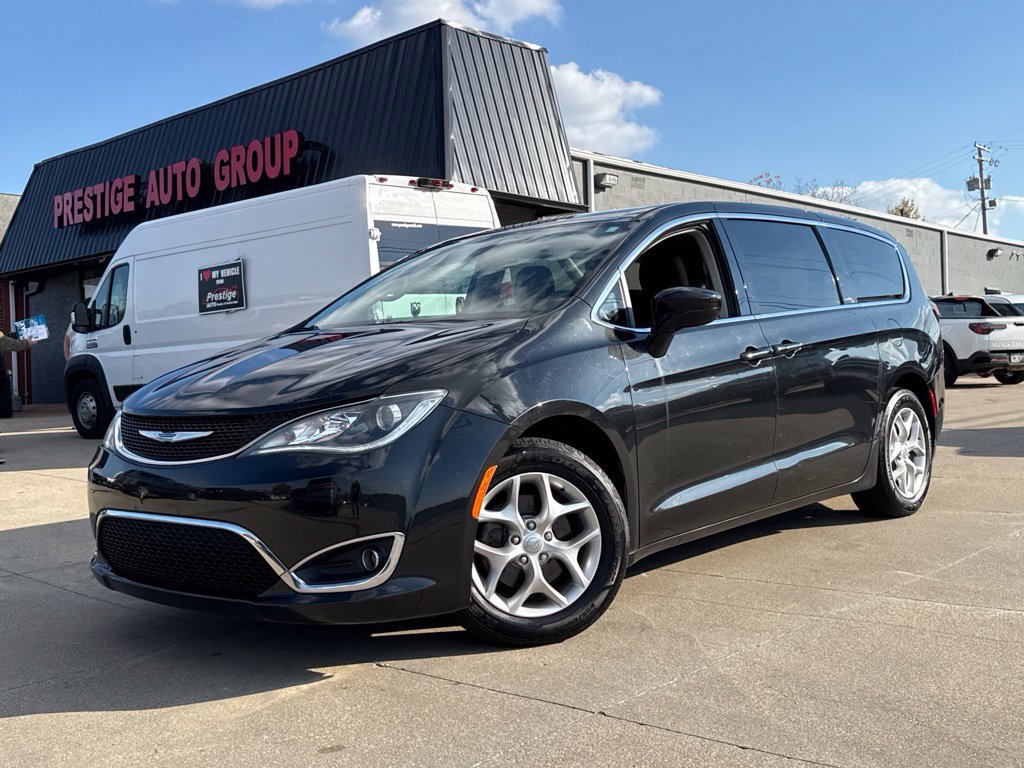 Used 2018 Chrysler Pacifica Touring Plus w/ Tire & Wheel Group FWD image 19