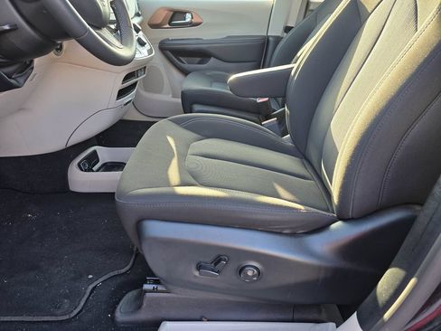 Used 2023 Chrysler Voyager LX FWD image 10