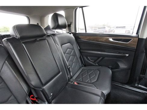 Used 2024 Volkswagen Atlas SE w/ Black Wheel Package image 13