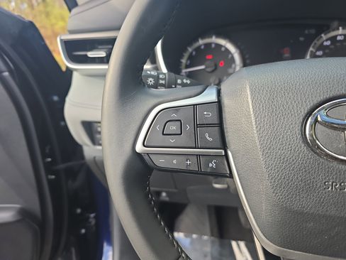 Used 2023 Toyota Highlander XLE image 16