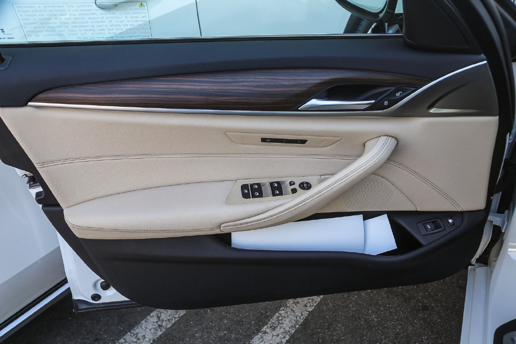 Certified 2023 BMW 530e w/ Convenience Package RWD image 17