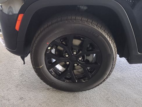 New 2026 Jeep Grand Cherokee Altitude image 11