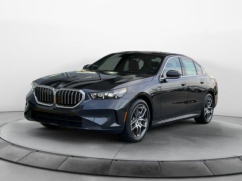 Certified 2026 BMW 530i xDrive w/ Premium Package AWD/4WD image 2