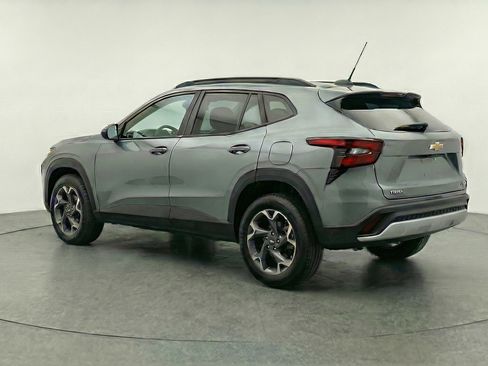Used 2025 Chevrolet Trax LT FWD image 6