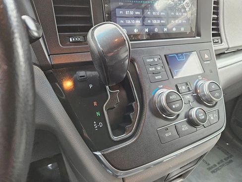 Used 2016 Toyota Sienna LE image 6