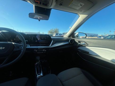 Used 2025 Chevrolet Trax LT image 35