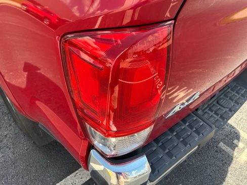 Used 2018 Toyota Tacoma SR5 AWD/4WD image 22