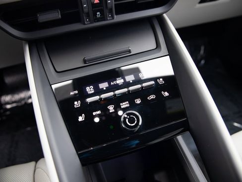 Certified 2025 Porsche Macan Electric image 16