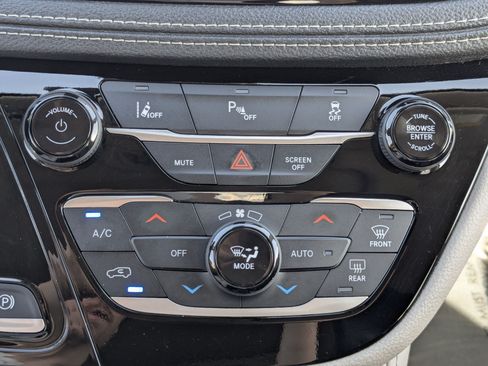 Used 2023 Chrysler Pacifica Limited FWD image 28