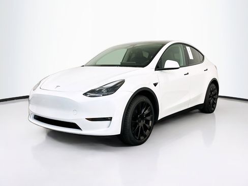 Used 2023 Tesla Model Y Long Range image 3