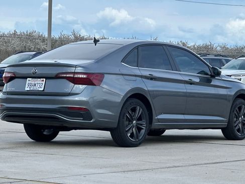 Used 2022 Volkswagen Jetta SE image 3