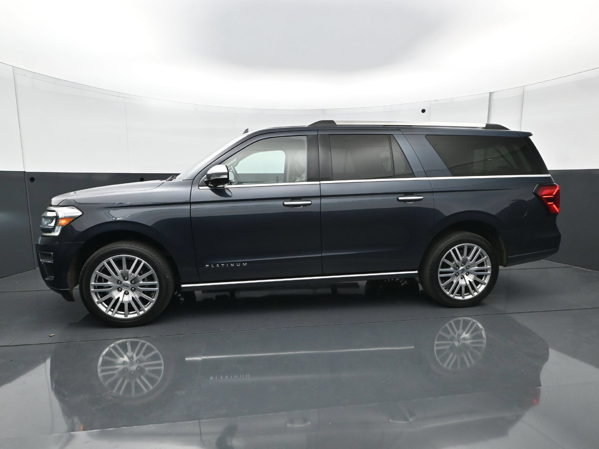 Used 2024 Ford Expedition Max Platinum AWD/4WD image 3