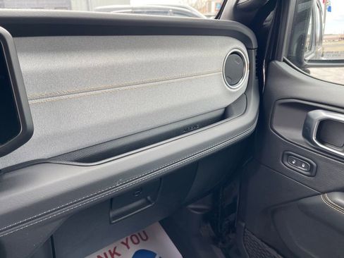 Used 2025 Jeep Wrangler Unlimited Sahara image 27