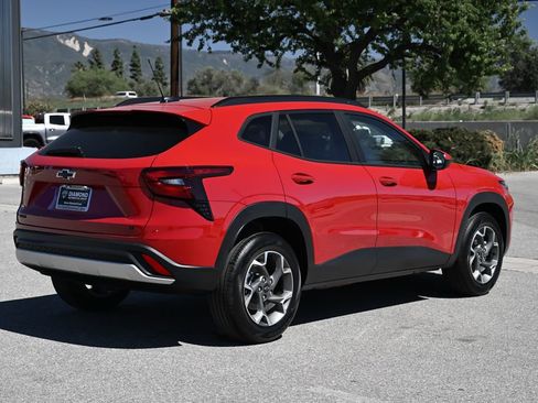 New 2026 Chevrolet Trax LT w/ LPO, Blackout Package FWD image 4