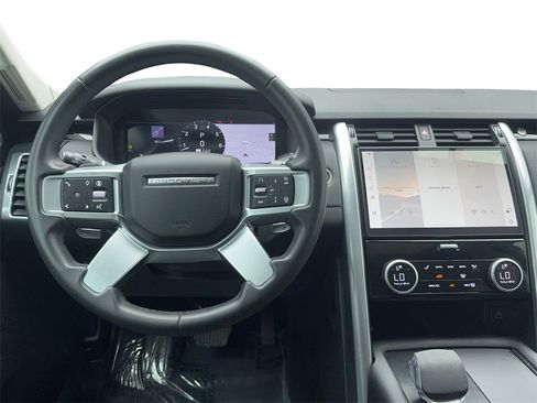 Used 2024 Land Rover Discovery S image 18