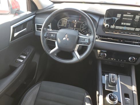 Used 2024 Mitsubishi Outlander SE image 12