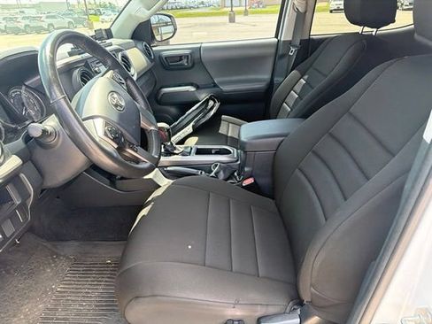 Used 2017 Toyota Tacoma SR5 w/ Tow Package AWD/4WD image 4