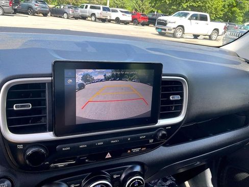 Used 2024 Hyundai Venue SEL FWD image 16