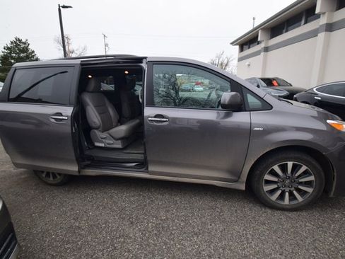 Used 2018 Toyota Sienna AWD image 5