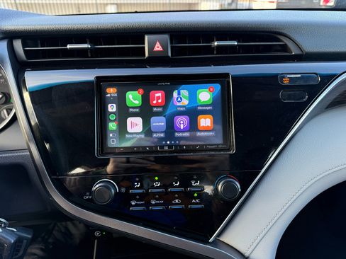 Used 2018 Toyota Camry LE image 9