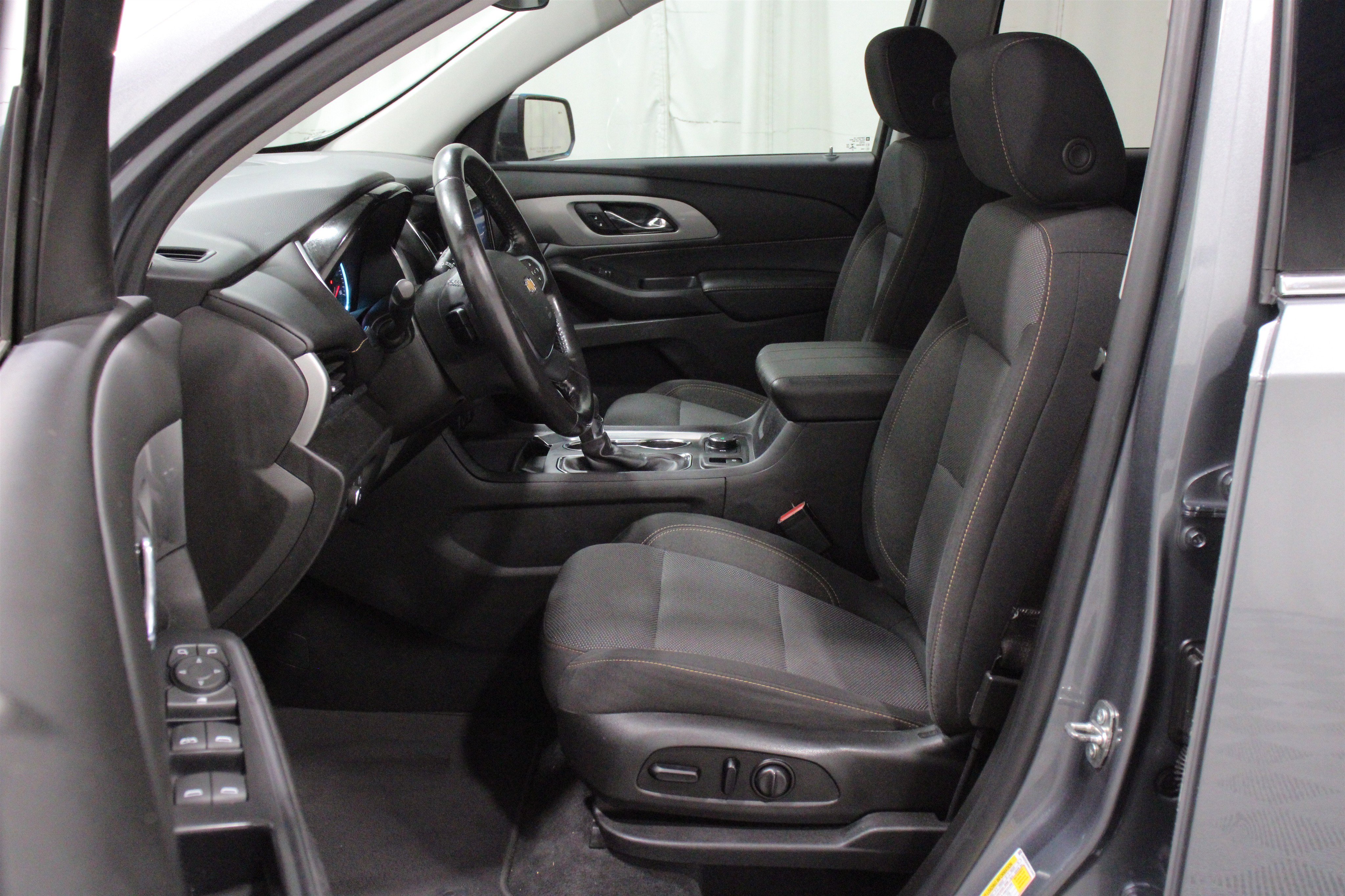 Used 2021 Chevrolet Traverse LT FWD image 3