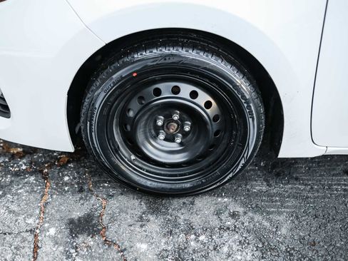 Used 2019 Toyota Corolla LE image 12