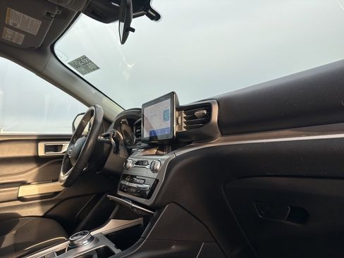 Used 2022 Ford Explorer XLT image 18