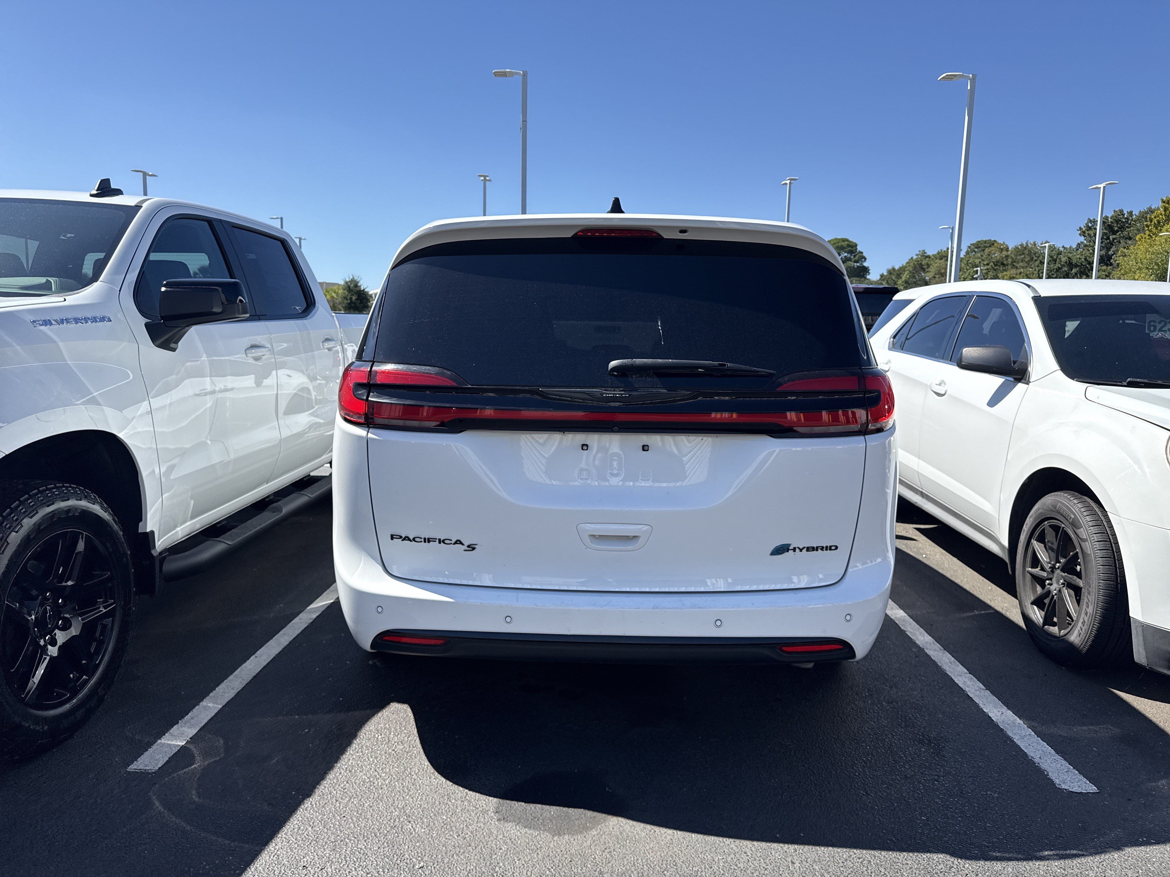 Used 2024 Chrysler Pacifica Limited FWD image 9