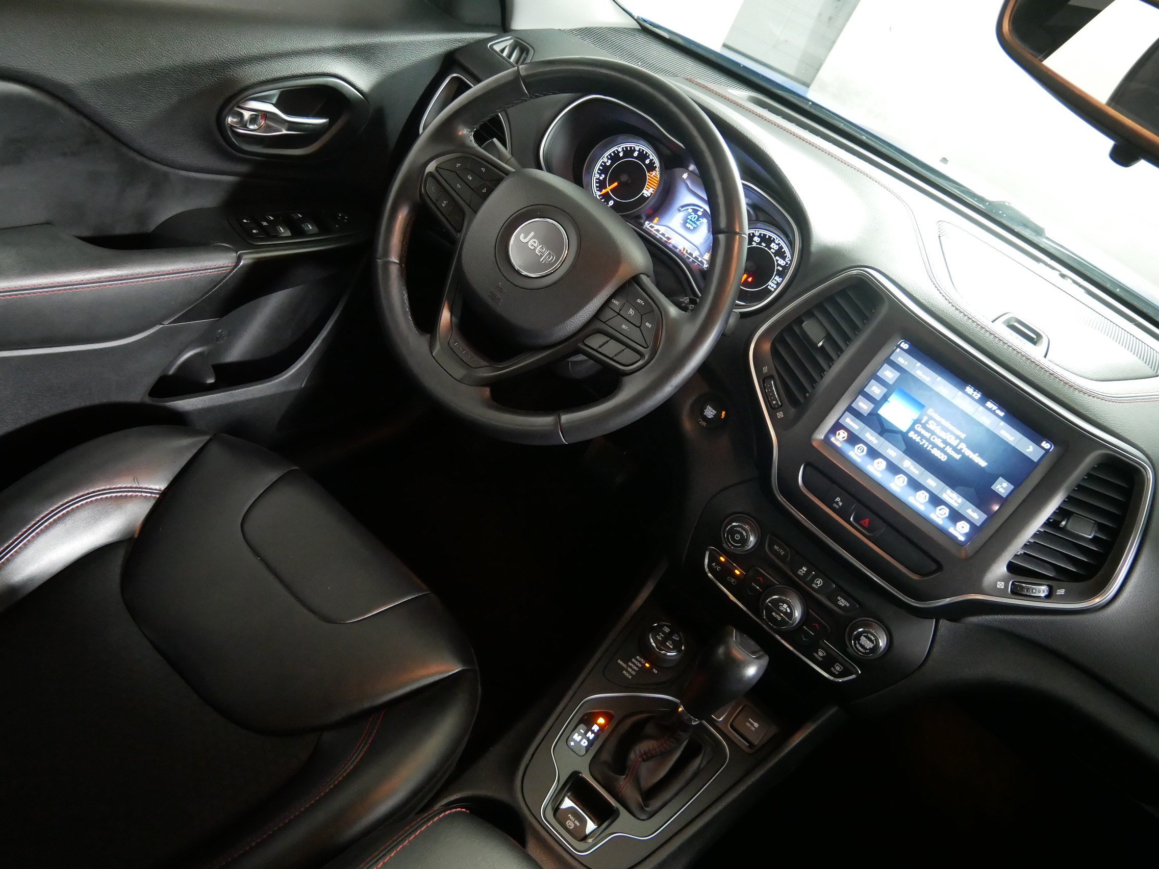 Used 2019 Jeep Cherokee Trailhawk w/ Cold Weather Group AWD/4WD image 9