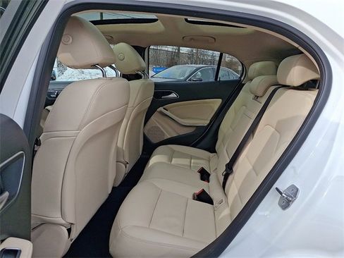 Used 2019 Mercedes-Benz GLA 250 4MATIC w/ Premium Package image 10