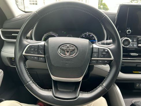Used 2023 Toyota Highlander XLE AWD/4WD image 11