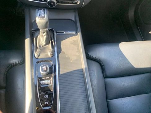 Used 2019 Volvo XC60 T6 Momentum w/ Multimedia Package AWD/4WD image 16