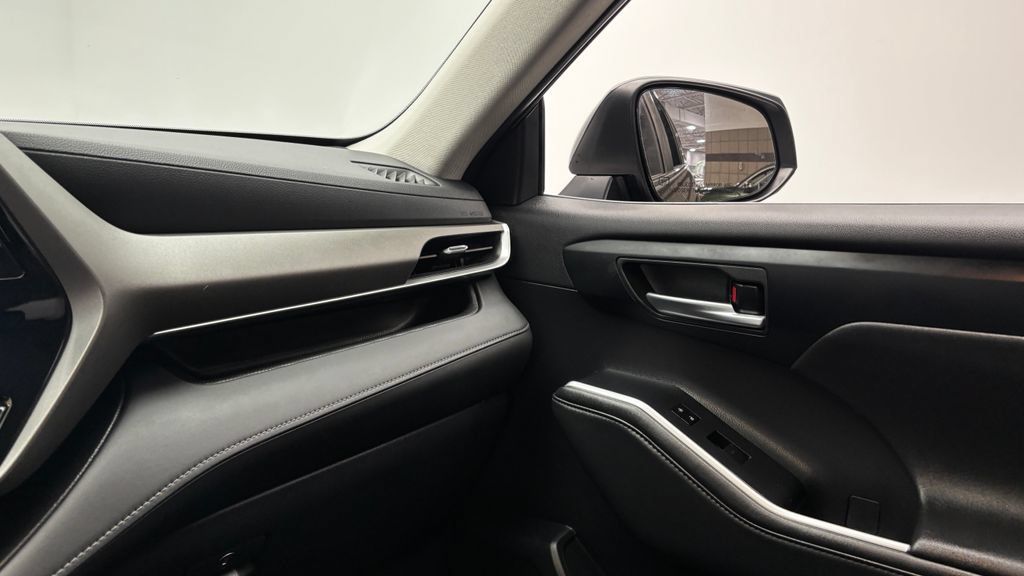 Used 2024 Toyota Highlander XLE AWD/4WD image 23