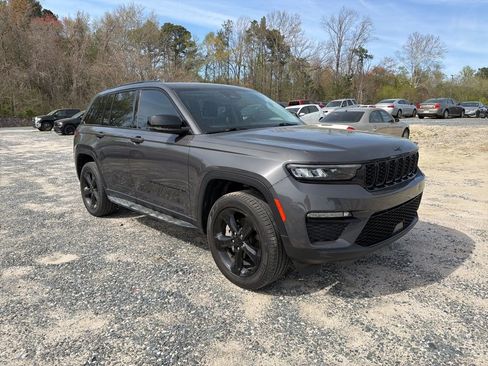 Used 2024 Jeep Grand Cherokee Limited w/ Black Appearance Package image 7