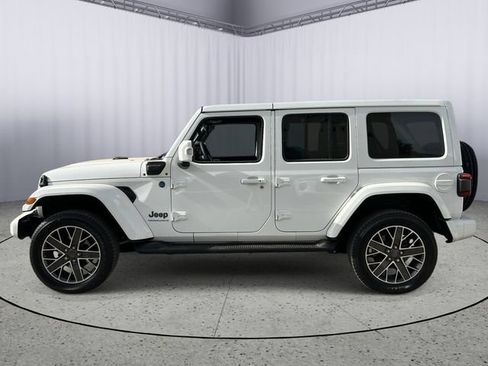 Used 2023 Jeep Wrangler Unlimited Sahara AWD/4WD image 3