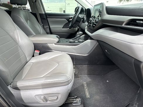 Used 2020 Toyota Highlander XLE FWD image 27