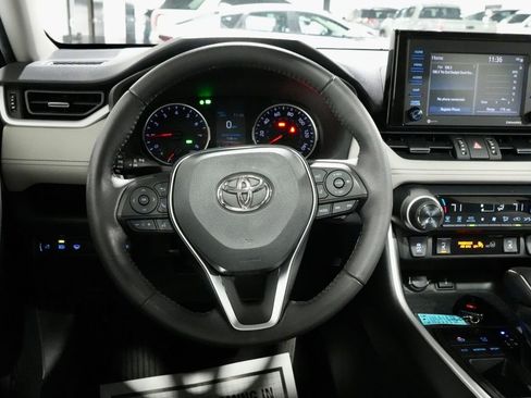 Used 2022 Toyota RAV4 XLE Premium image 17