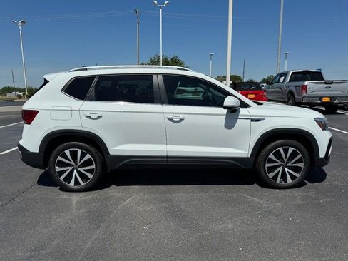 Used 2022 Volkswagen Taos SE AWD/4WD image 2